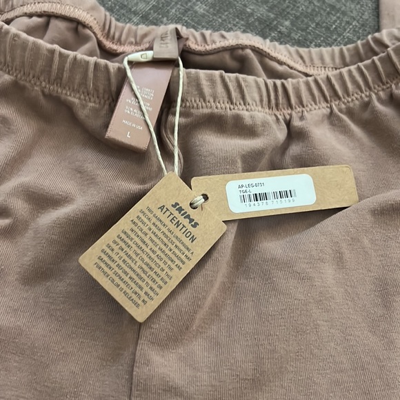 Skims Outdoor Leggings - Picture 8 of 8